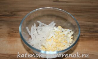 Салат из дайкона с яйцом – шаг 3
