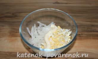 Салат из дайкона с яйцом – шаг 4