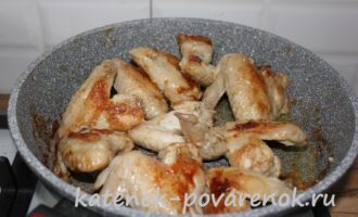 Жареные куриные крылышки в чесночно-майонезном соусе – шаг 7