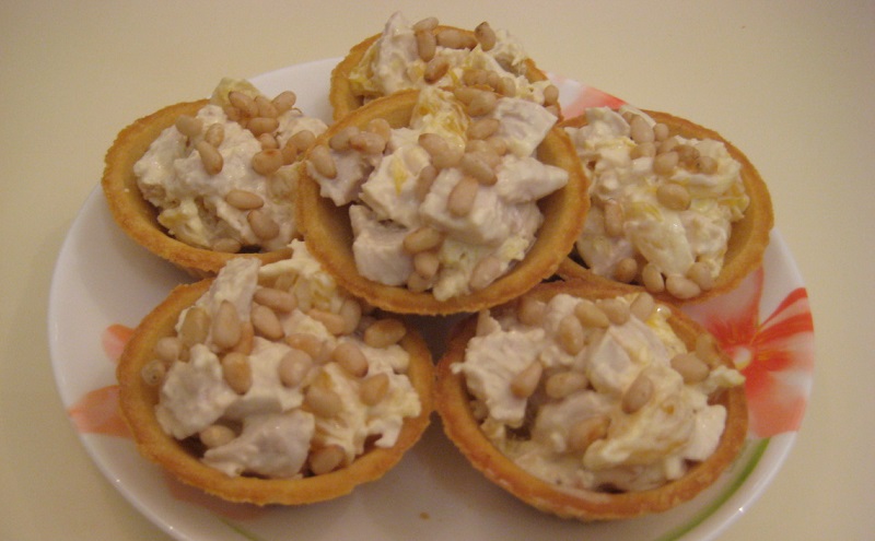 Тарталетки с курицей, апельсинами и кедровыми орешками