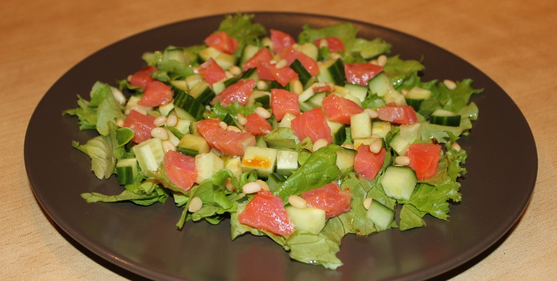 Салат из семги с огурцами