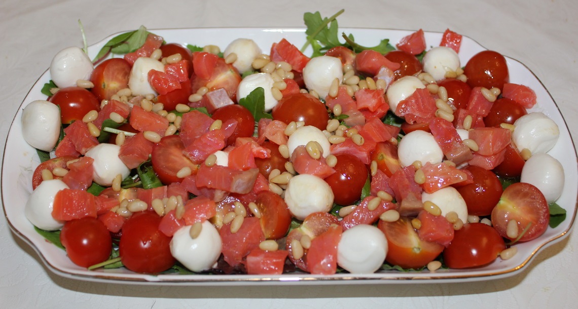 Салат из семги с моцареллой и помидорами черри