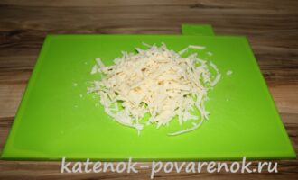 Салат из пекинской капусты с сыром – шаг 2
