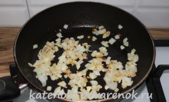 Заливной пирог на кефире с картофелем и грибами – шаг 3
