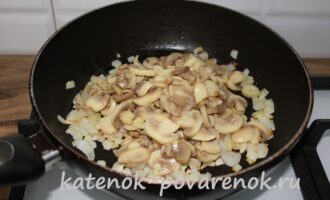 Заливной пирог на кефире с картофелем и грибами – шаг 4