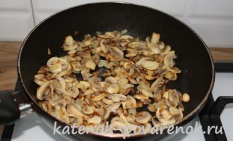 Заливной пирог на кефире с картофелем и грибами – шаг 5