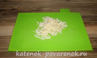 Несладкие оладьи на кефире с колбасой и сыром – шаг 7