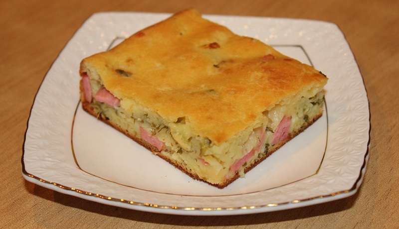 Пирог с сосисками, сыром и зеленью