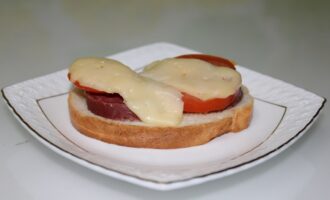 Горячие бутерброды на сковороде с колбасой и помидорами