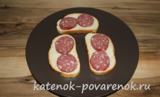Горячие бутерброды на сковороде с колбасой и помидорами – шаг 3