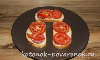 Горячие бутерброды на сковороде с колбасой и помидорами – шаг 4