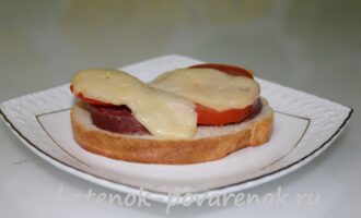 Горячие бутерброды на сковороде с колбасой и помидорами – шаг 7